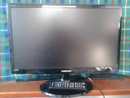 Photo of free Samsung TV (SCART, HDMI ports etc) - for repair? (Waddington LN5) #1