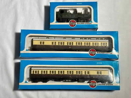 Photo of free Airfix 00 loco and suburban coaches (Ross-on-Wye HR9) #1