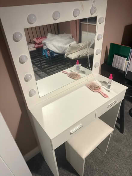 Photo of free dressing table (Gu24 6fp) #1
