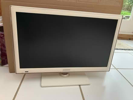 Photo of free White Samsung TV 24 inch screen (Hailsham BN27) #1