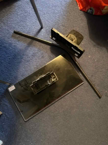 Photo of free Samsung telly stand & 40in V stand (Brentwood CM15) #1