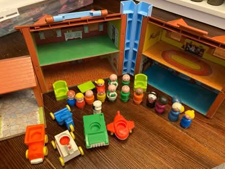Photo of free Old Fisher Price LittlePeople House (Downtown Frederick) #3