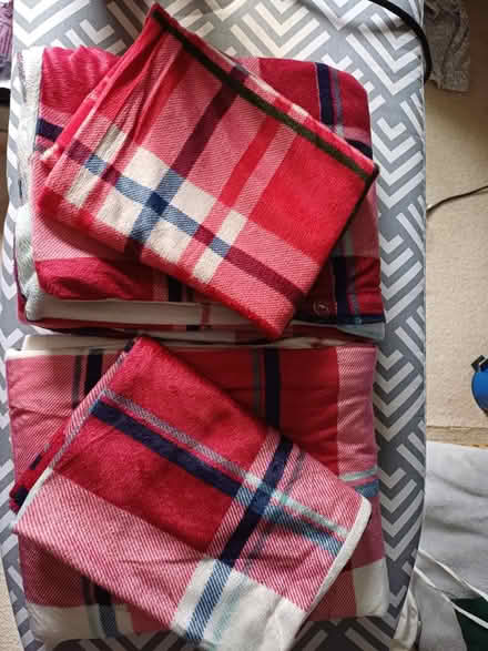 Photo of free Two matching single duvet sets (cainscross rd) #1