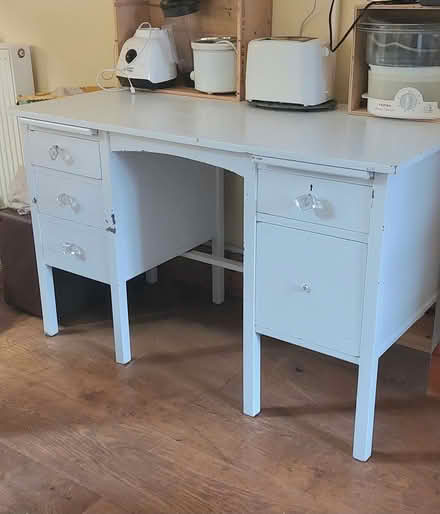 Photo of free White kneehole desk (Oswestry SY11) #1