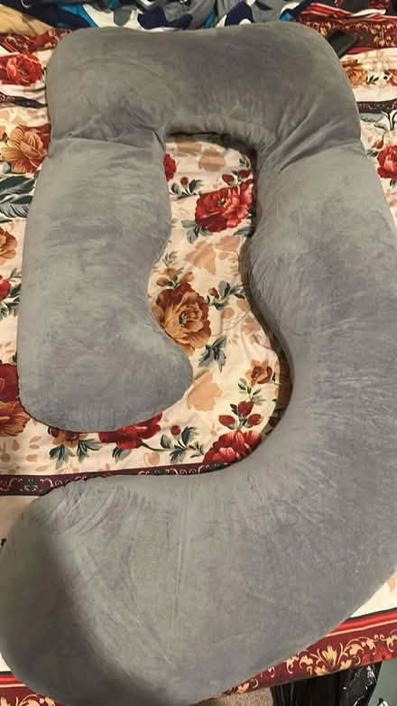 Photo of free Pregnancy pillow and baby bottle (Wolverhampton WV6) #2