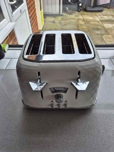 Photo of free DeLonghi kettle and toaster (Sheering CM22) #2