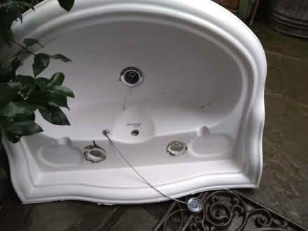Photo of free sink and pedestal (Letchworth SG6) #1