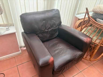 Photo of free 3 seater leather settee&chairs (Stretford M32) #3