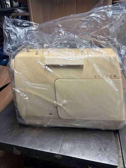 Photo of free Singer sewing machine (IP27) #1