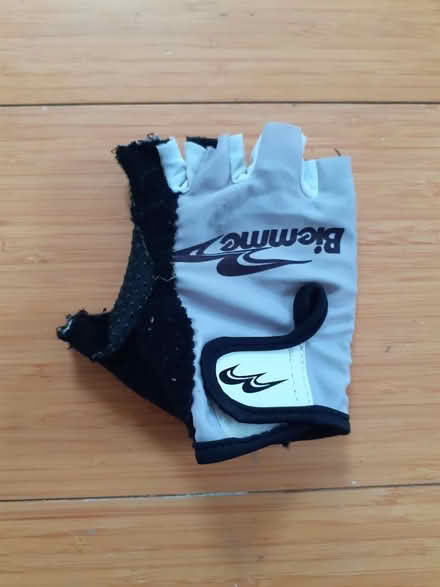 Photo of free Right-hand cycling glove (Marston, Oxford OX3) #1