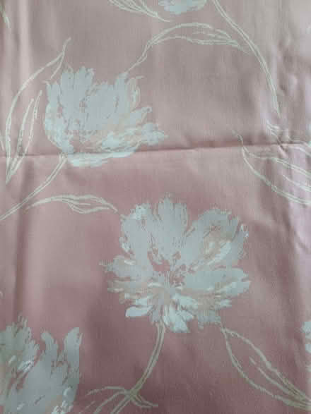 Photo of free 3mtr Length Pink and White Floral Fabric (CT7) #4