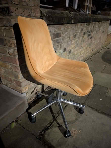 Photo of free office swivel chair, height adjustable, yellow velvet (Tufnell Park N7) #3