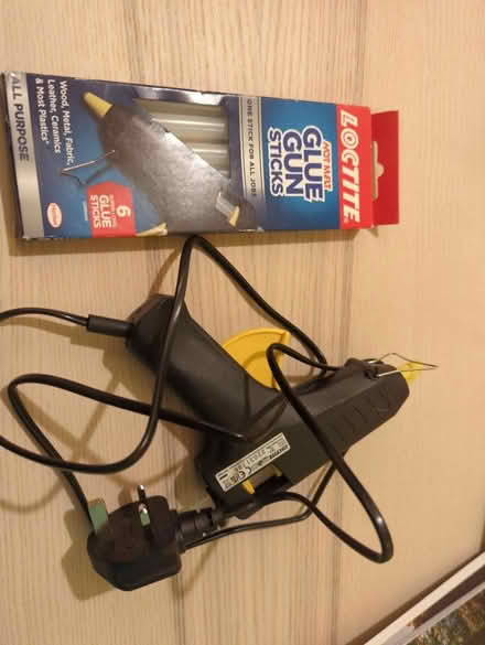 Photo of free Glue gun and sticks (Aston OX18 2) #1