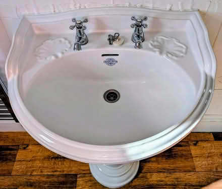Photo of free pedestal sink for bathroom (Chalkwell SS9) #1