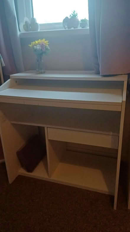 Photo of free White desk (Hounslow) #1