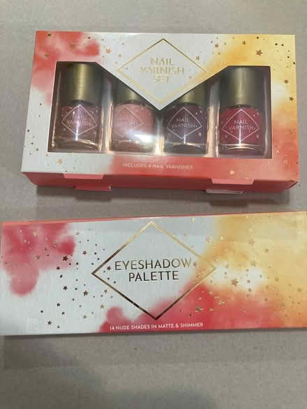 Photo of free Eyeshadow Palette & Nail Varnish (Putnoe MK41) #1