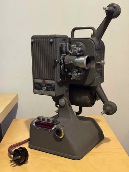 Photo of free Vintage 16mm Kodascope cine projector (Bramhall SK7) #1