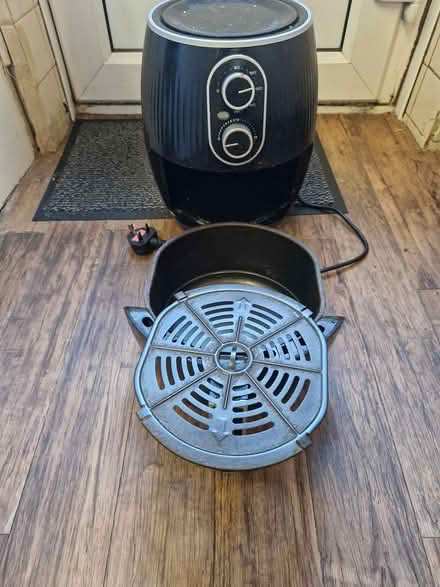 Photo of free Air fryer (Worcester WR4) #3