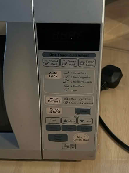 Photo of free Microwave (800w) (Kennington SE11) #2