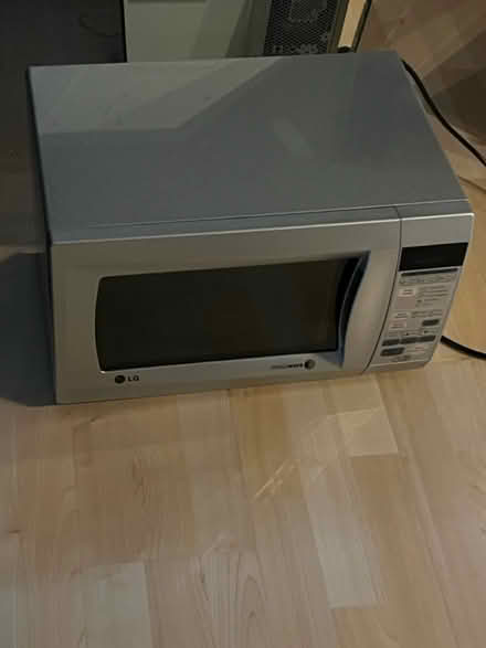Photo of free Microwave (800w) (Kennington SE11) #1