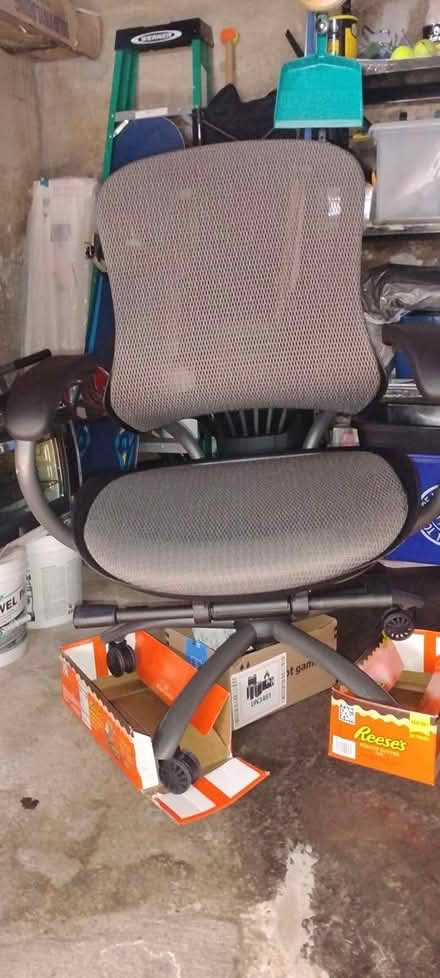 Photo of free swivel chair adjustable height (10532) #1