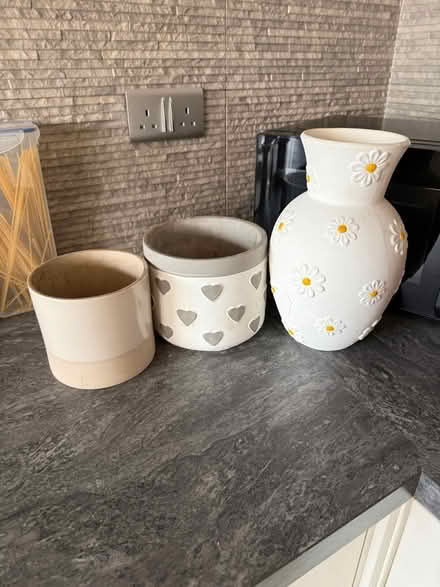 Photo of free 1 flower pit and two plant pots (Enfield N13) #1