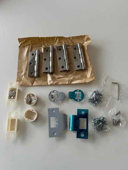 Photo of free New hinges & door handle stuff (Ifold RH14) #1
