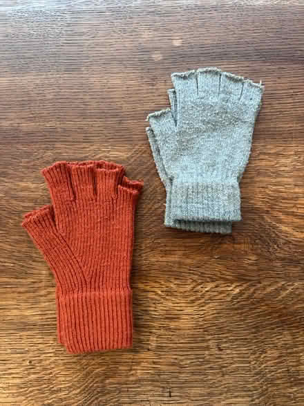 Photo of free X2 pairs of fingerless gloves (W12) #1