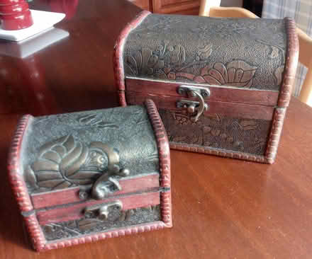Photo of small red-and-gold wooden box (Britannia) #1