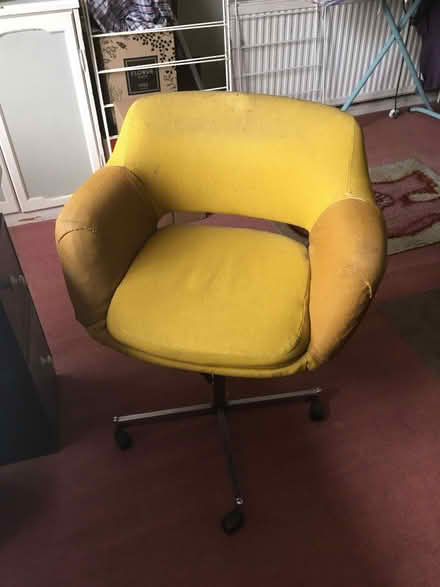 Photo of free 60s retro swivel chair (renovation job) (Chipping Barnet EN5) #1