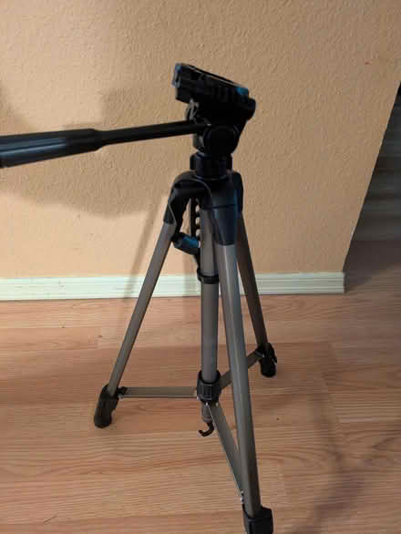 Photo of free Dolica ST300 Tripod (Snohomish / Mill Creek) #2