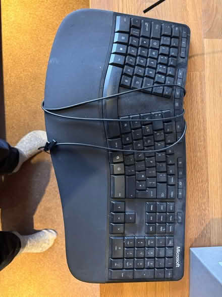 Photo of free ergonomic keyboard (UpperHale GU9) #1
