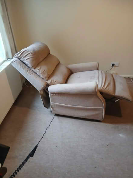 Photo of free Rise and Recline chair (Chesterton GL7) #4