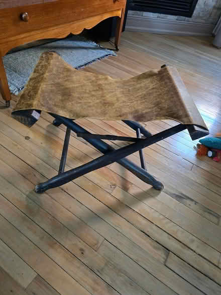 Photo of free folding cowhide stool (Vanier north) #1