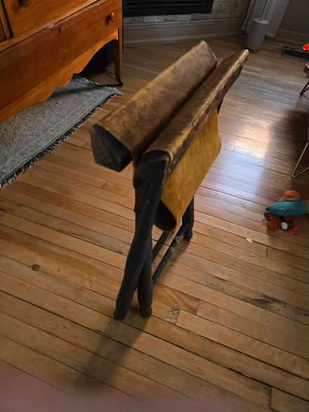 Photo of free folding cowhide stool (Vanier north) #2