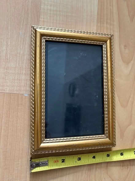 Photo of free 4” x 6” picture frame (L5L 5P5) #2