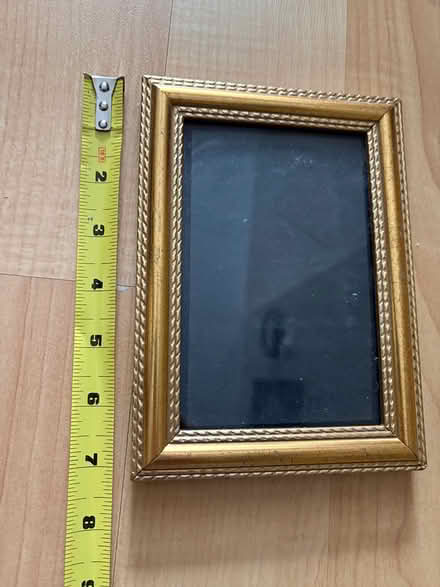 Photo of free 4” x 6” picture frame (L5L 5P5) #1