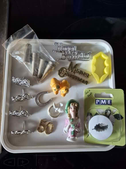 Photo of free Cake decorating book and equipment (Station Area RG21) #1