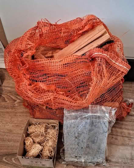 Photo of free a bag of kindlings and firestarters (Bellevue EH7) #1