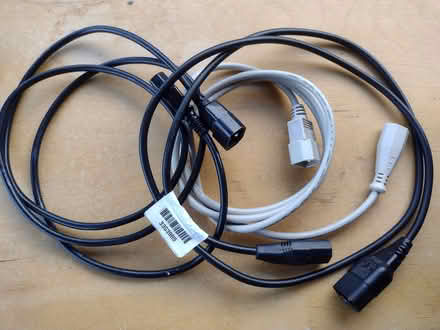 Photo of free C13 to C14 Computer IEC Lead 3 pin (Horsell GU21) #1