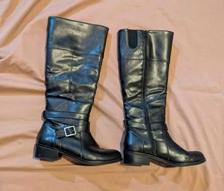 Photo of free Black women's boots, 8.5 (Greenlake) #1