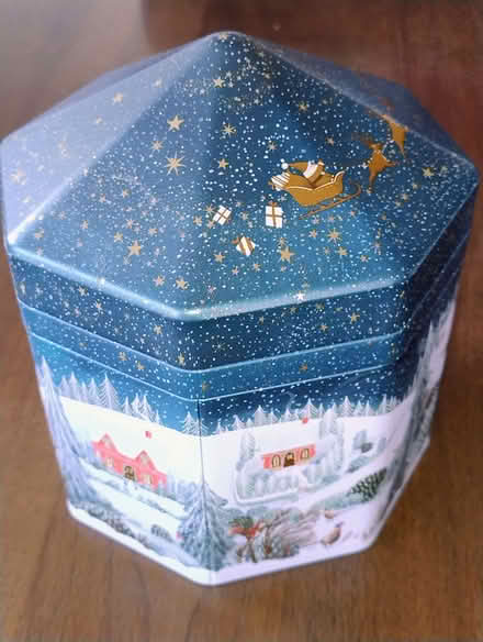 Photo of free M&S musical & lights tin (Top Amersham HP6) #1