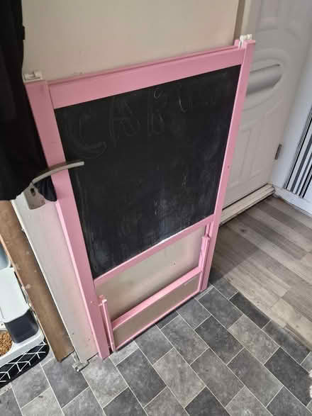 Photo of free Kids pink easel (SE5) #1