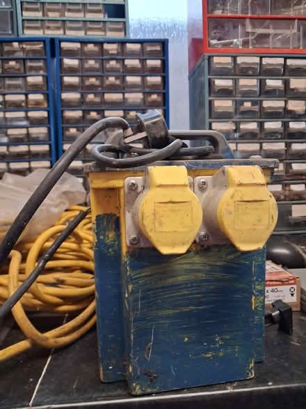 Photo of free 240 volt to 110 volt transformer and cables (Stopsley LU2) #1