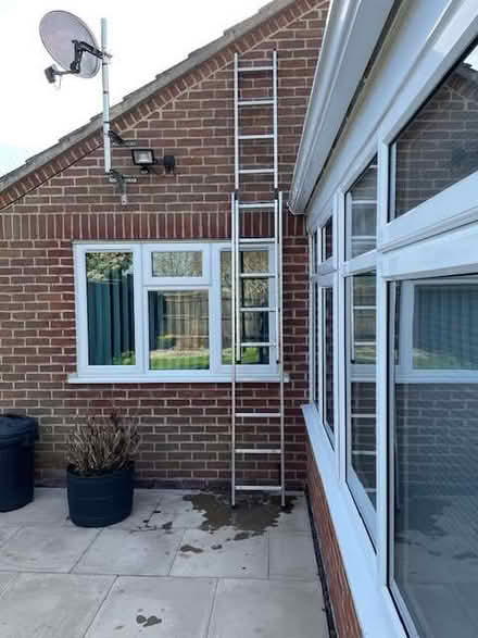 Photo of free Fully extendible (2 storey? aluminium ladder (Didcot OX11) #1