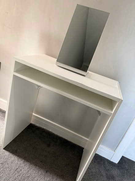 Photo of free Desk/dressing table (Havant po9) #1