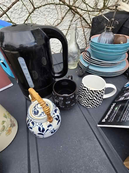 Photo of free Kitchen items kettle, mugs and canisters (Sutton Courtenay OX14) #1