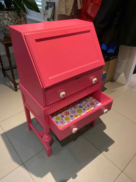 Photo of free Pink writing desk with 2 drawers (New Malden KT3) #2