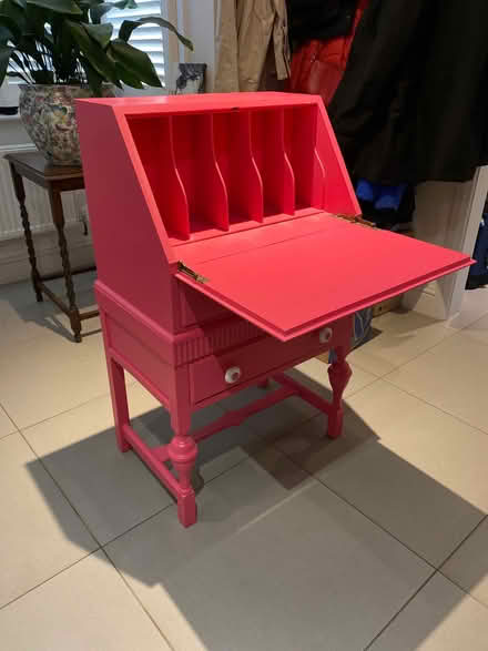 Photo of free Pink writing desk with 2 drawers (New Malden KT3) #1