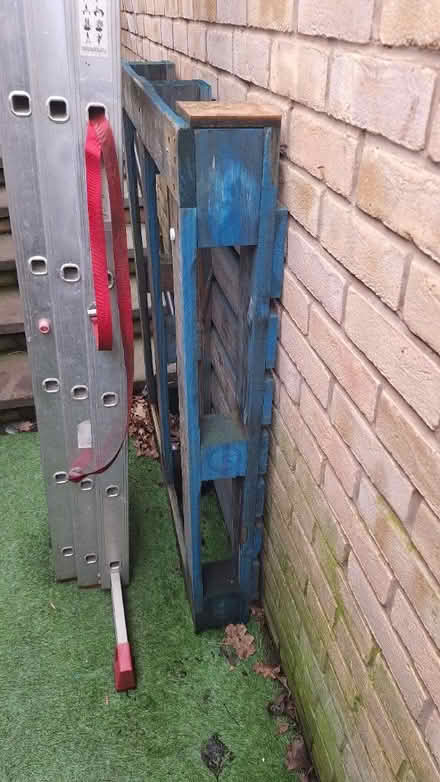 Photo of free Blue pallet (Sheffield hackenthorpe S12) #1